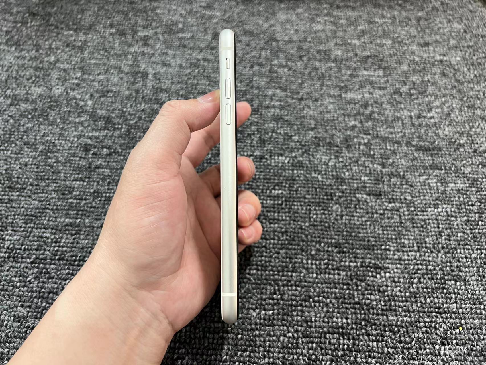 iPhone 11 国行 128G 白色 换电不弹窗 屏右下一小磕碰 后摄小磕