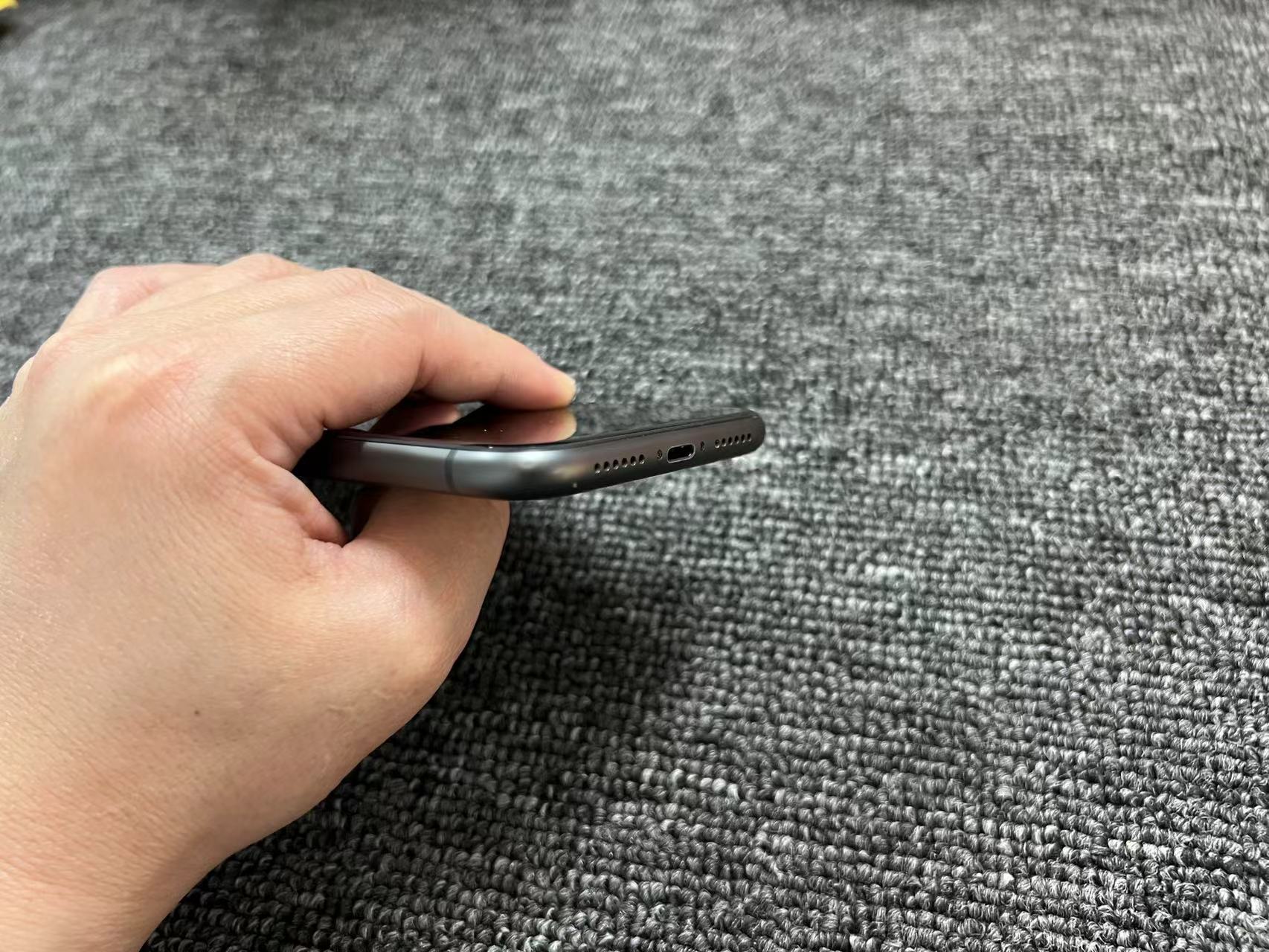 iPhone 11 国行 128G 黑色 换电100%电 屏好框小磕碰3处