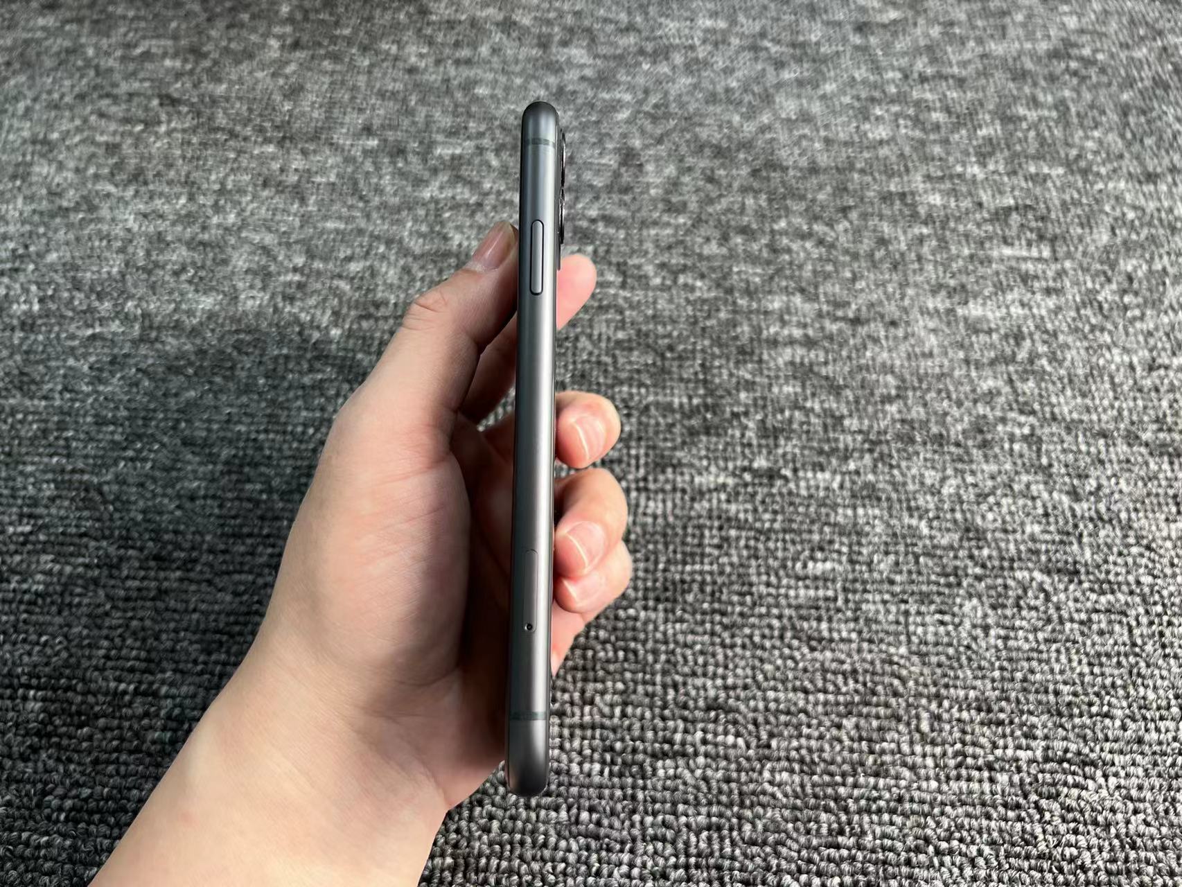 iPhone 11 国行 黑色 64G 换电池100%电不弹窗  红圈处有一极细小背光
