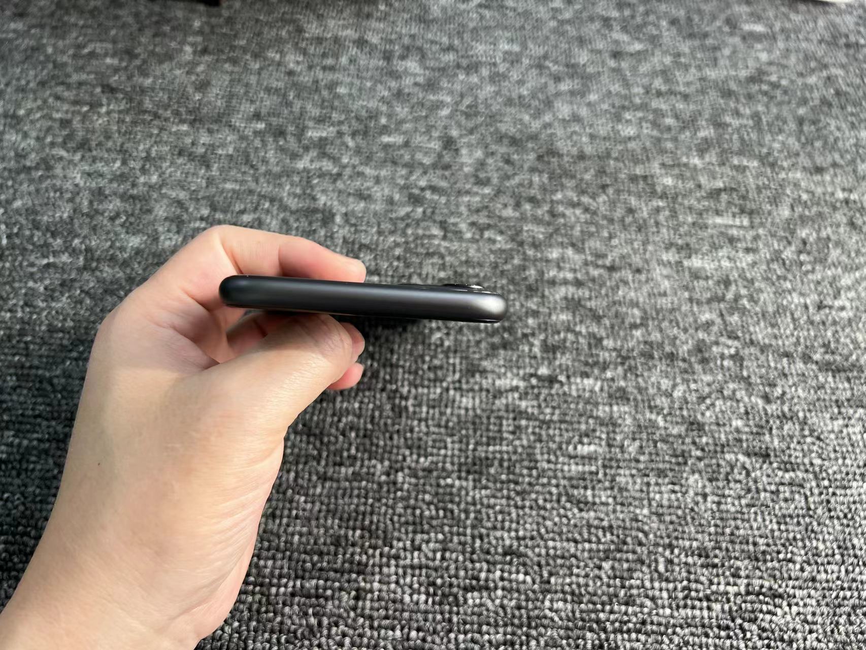 iPhone 11 国行 黑色 64G 换电池100%电不弹窗  红圈处有一极细小背光