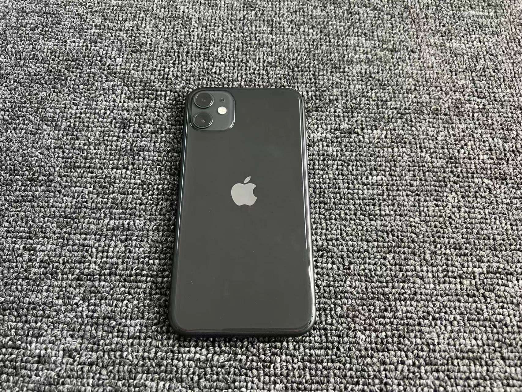 iPhone 11 国行 黑色 64G 换电池100%电不弹窗  红圈处有一极细小背光