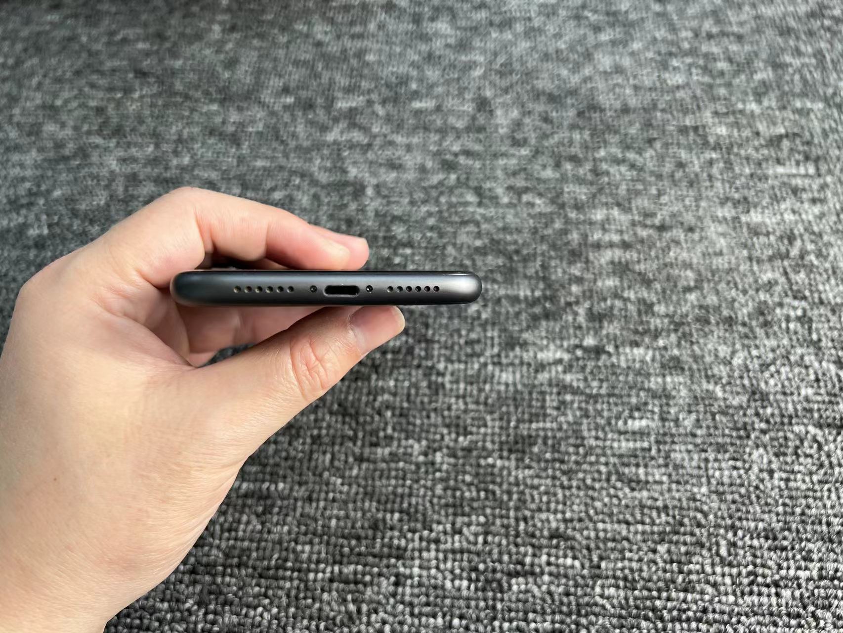 iPhone 11 国行 黑色 64G 换电池100%电不弹窗  红圈处有一极细小背光