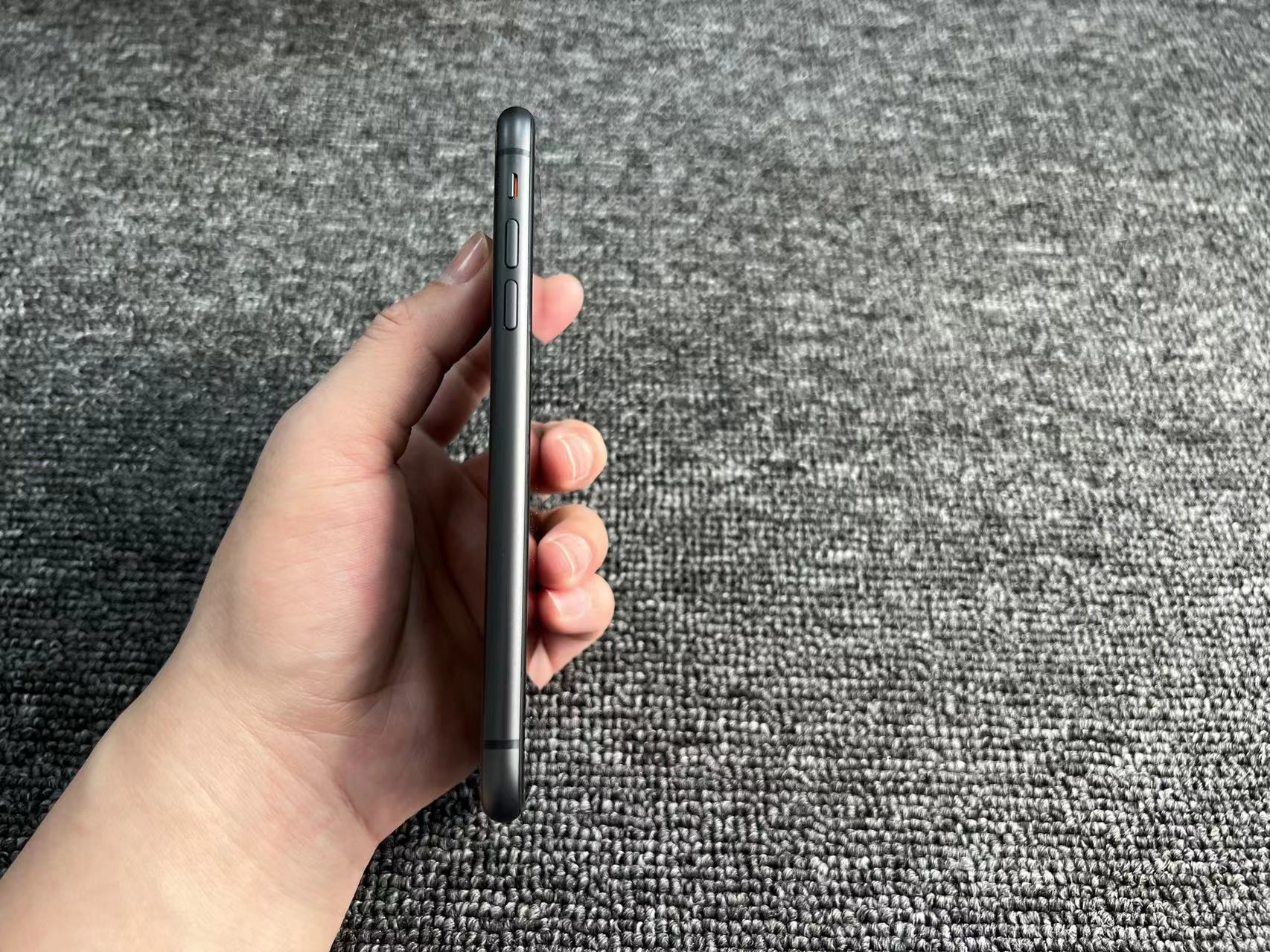 iPhone 11 国行 黑色 64G 换电池100%电不弹窗  红圈处有一极细小背光