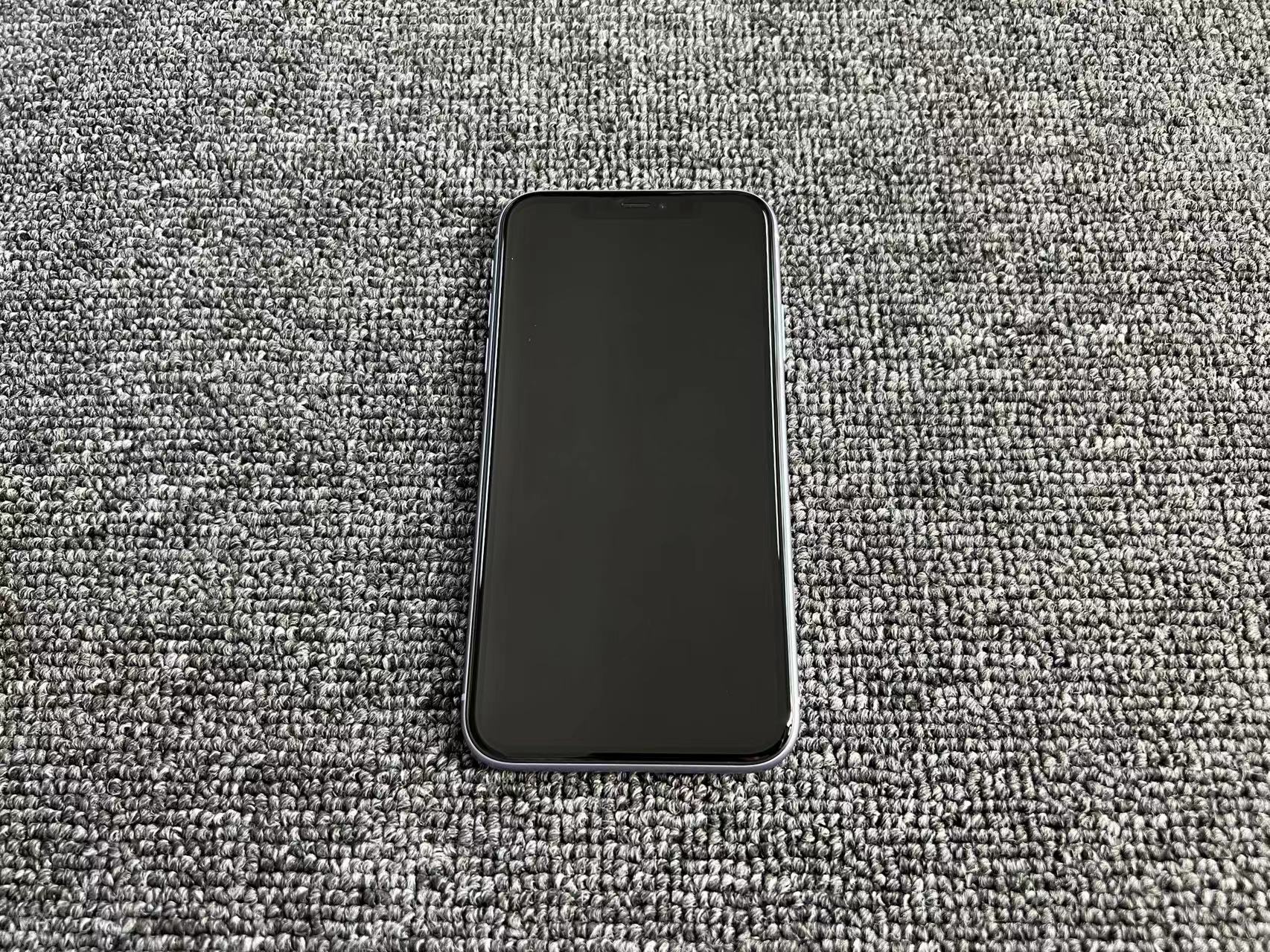 iphone 11 国行 128G 紫色 86%电 屏有几条极细划痕