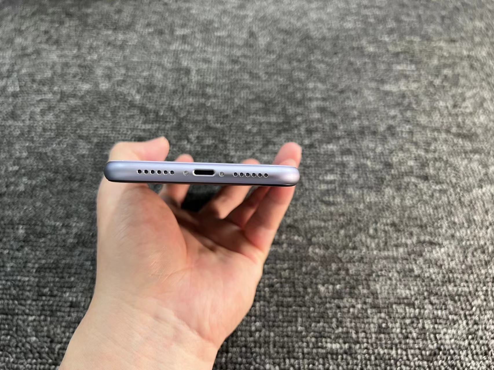 iphone 11 国行 128G 紫色 86%电 屏有几条极细划痕