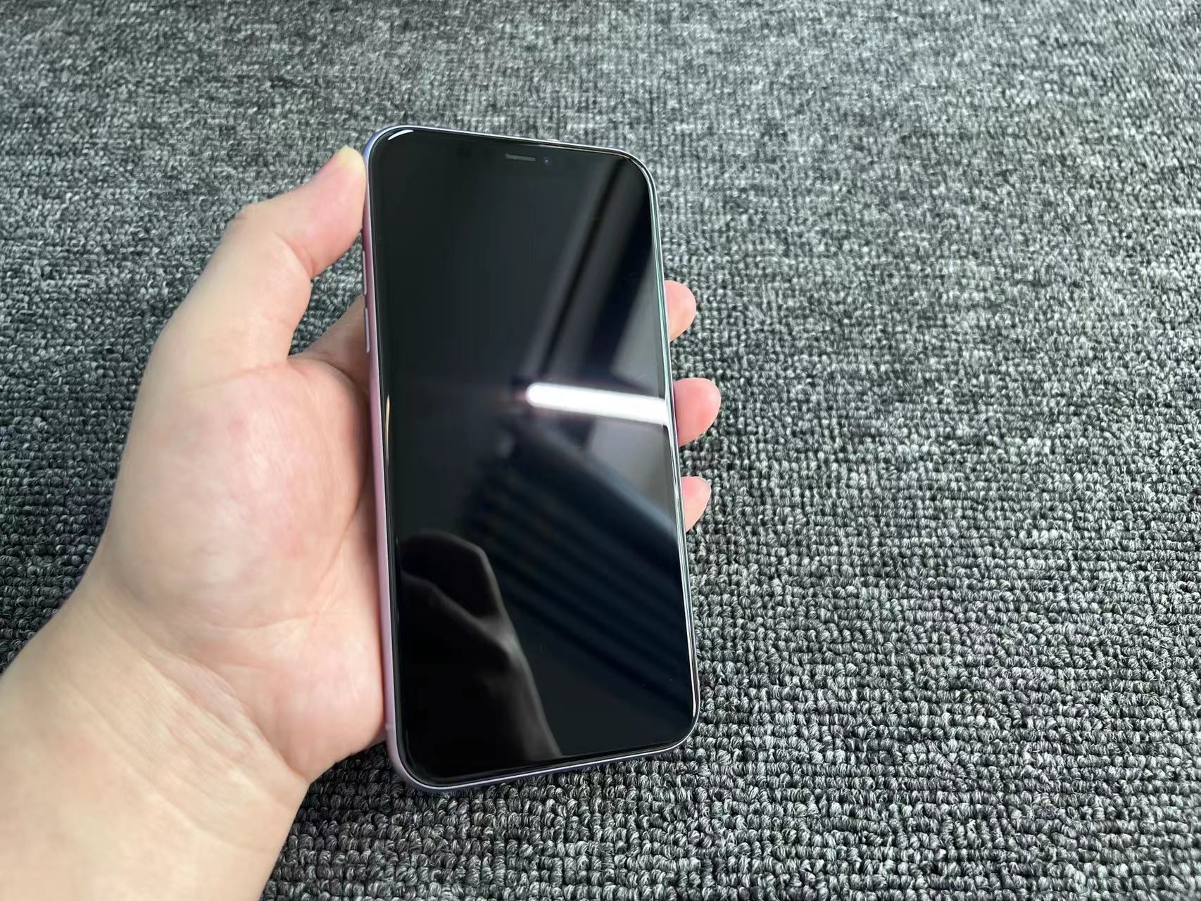 iphone 11 国行 128G 紫色 86%电 屏有几条极细划痕