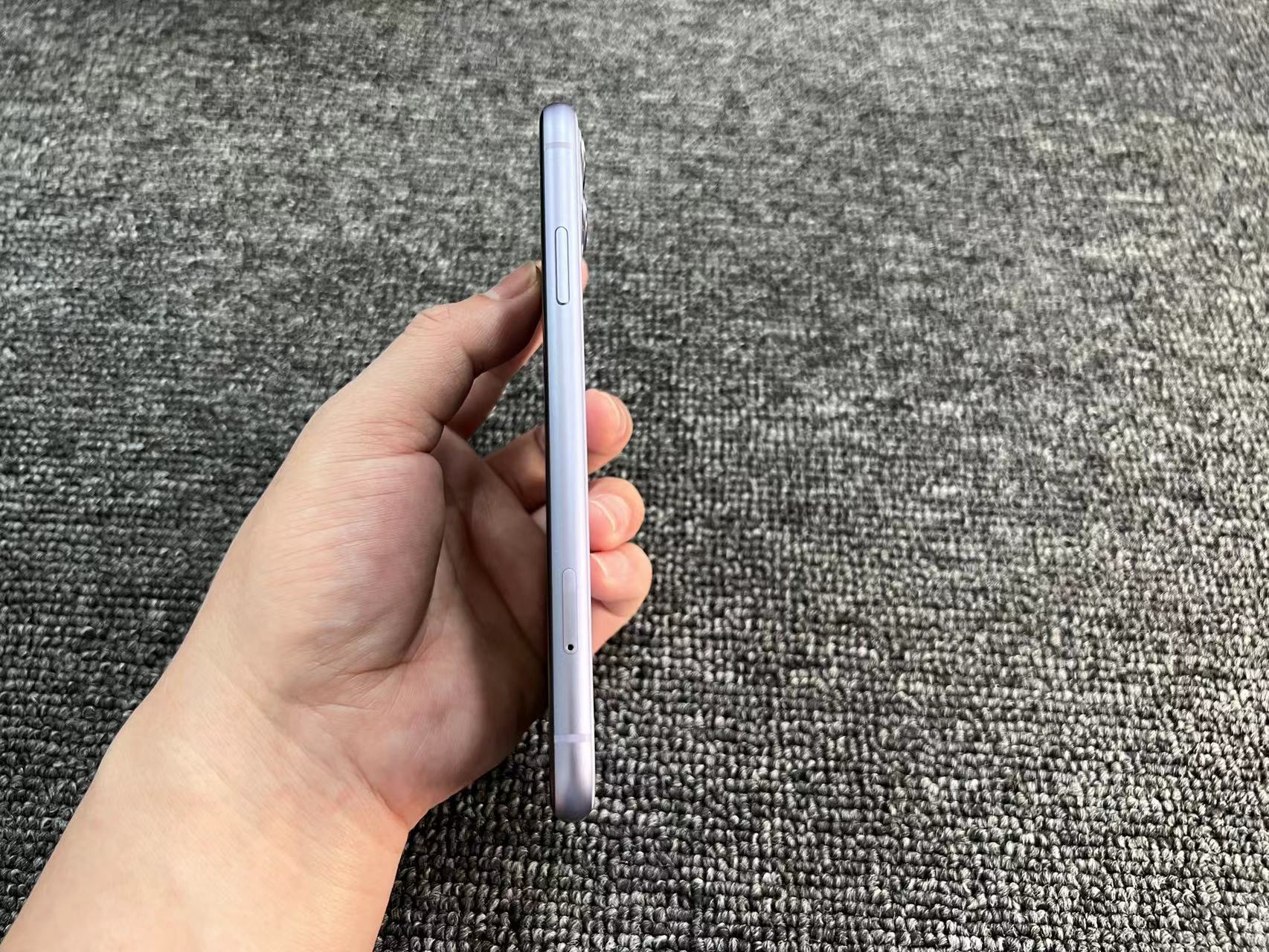 iphone 11 国行 128G 紫色 86%电 屏有几条极细划痕