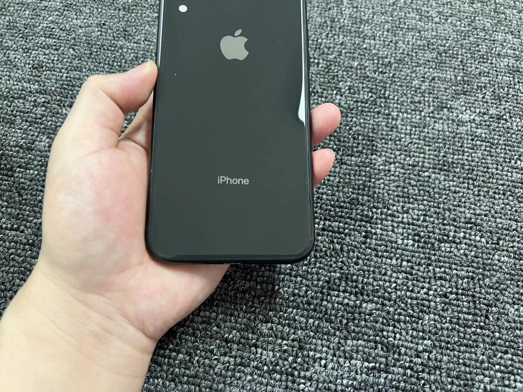 iPhone XR 港版 256G 黑色 81%电 屏幕红圈处有一小淡亮点