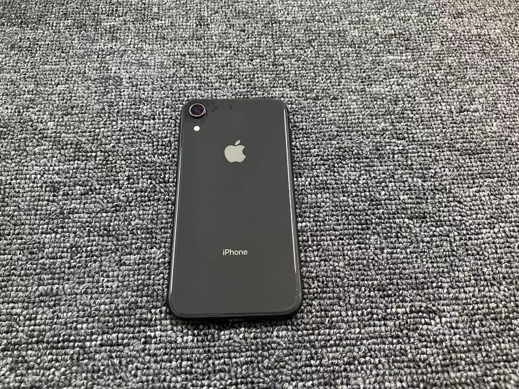iPhone XR 港版 256G 黑色 81%电 屏幕红圈处有一小淡亮点