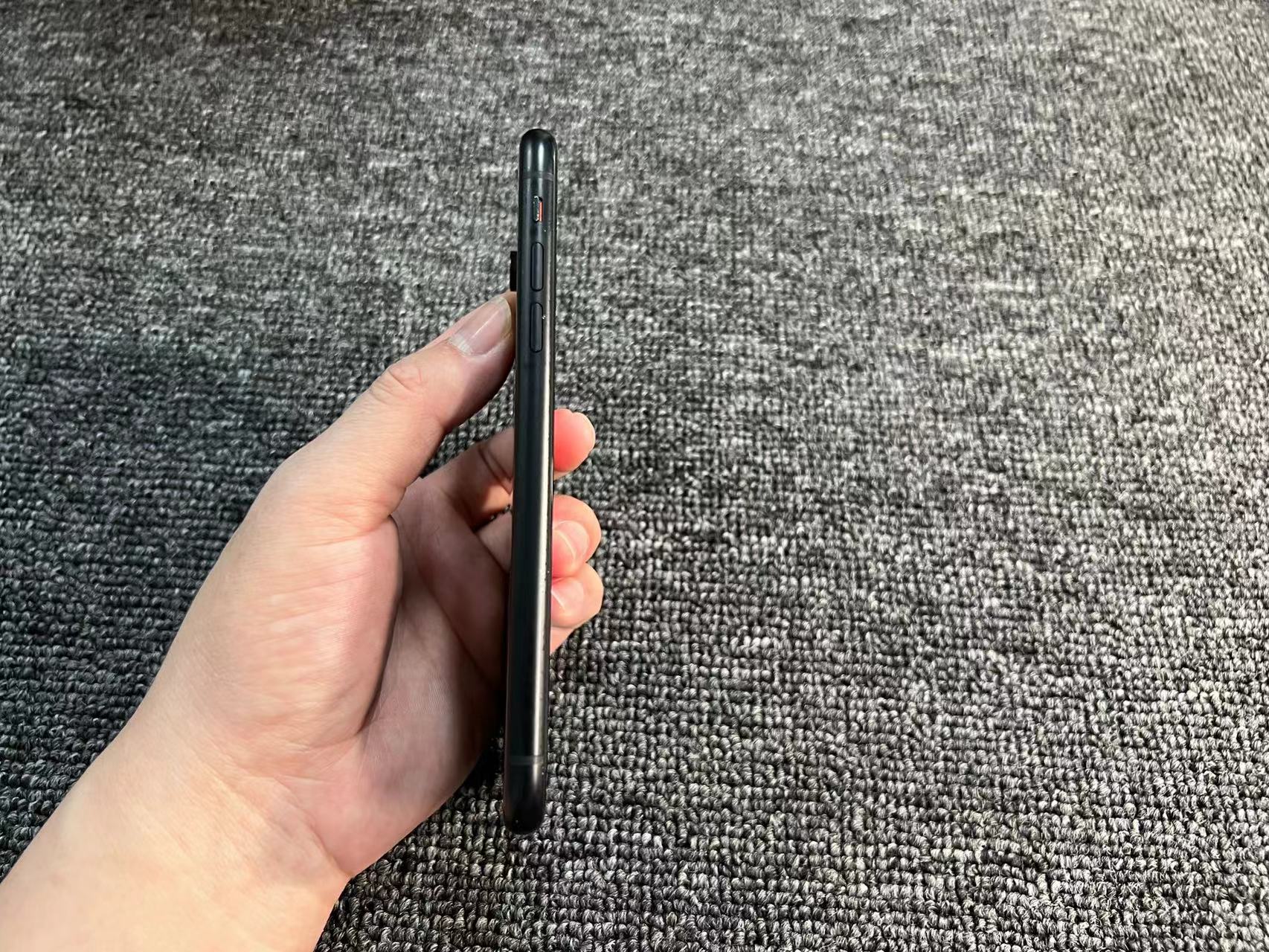 iPhone XR 港版 256G 黑色 81%电 屏幕红圈处有一小淡亮点