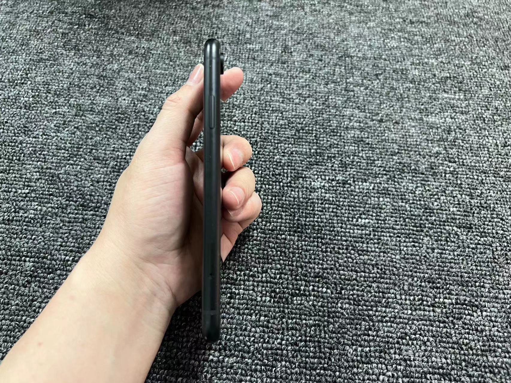 iPhone XR 港版 256G 黑色 81%电 屏幕红圈处有一小淡亮点