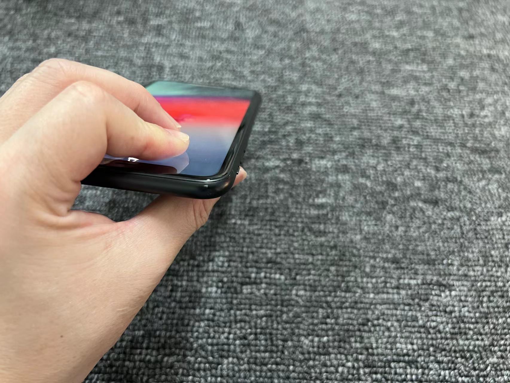 iPhone XR 港版 256G 黑色 81%电 屏幕红圈处有一小淡亮点