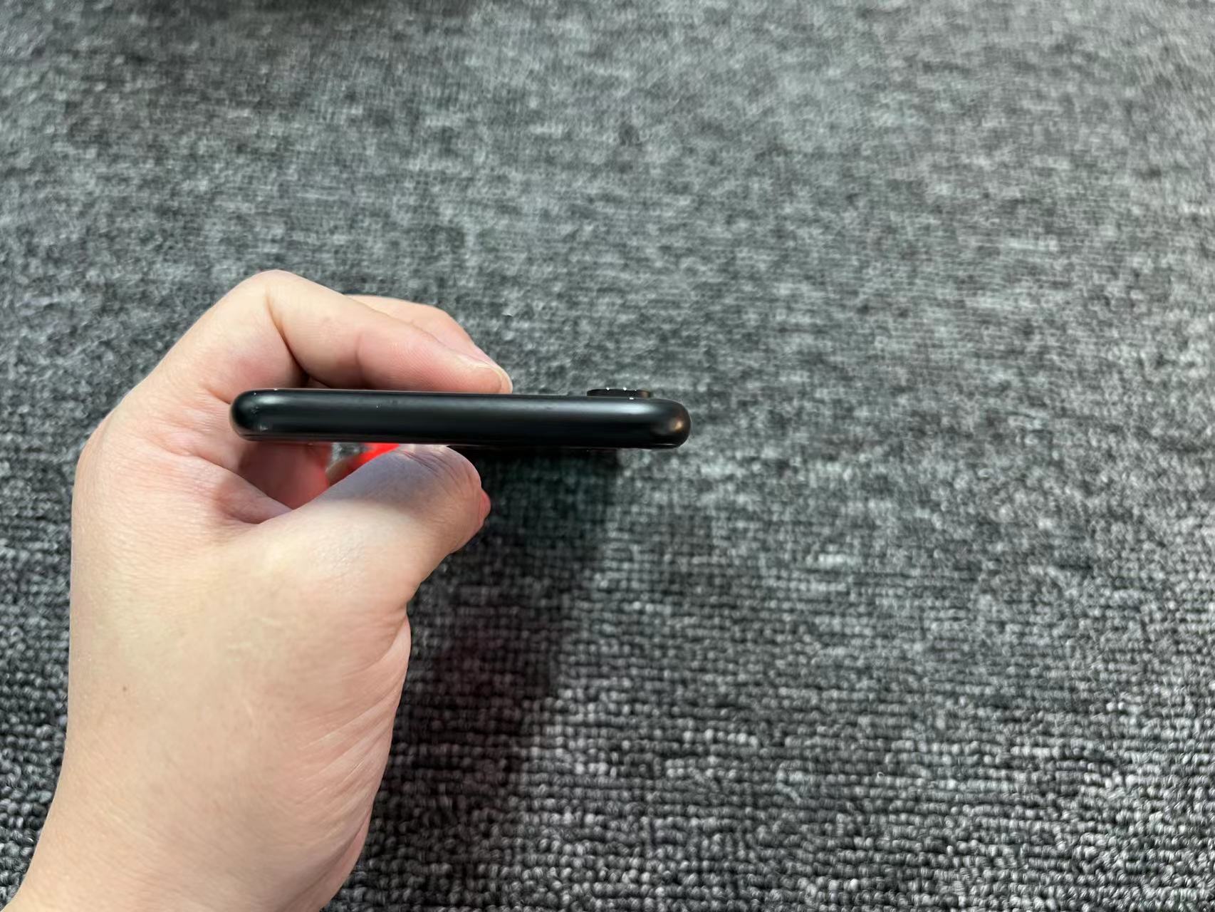 iPhone XR 港版 256G 黑色 81%电 屏幕红圈处有一小淡亮点