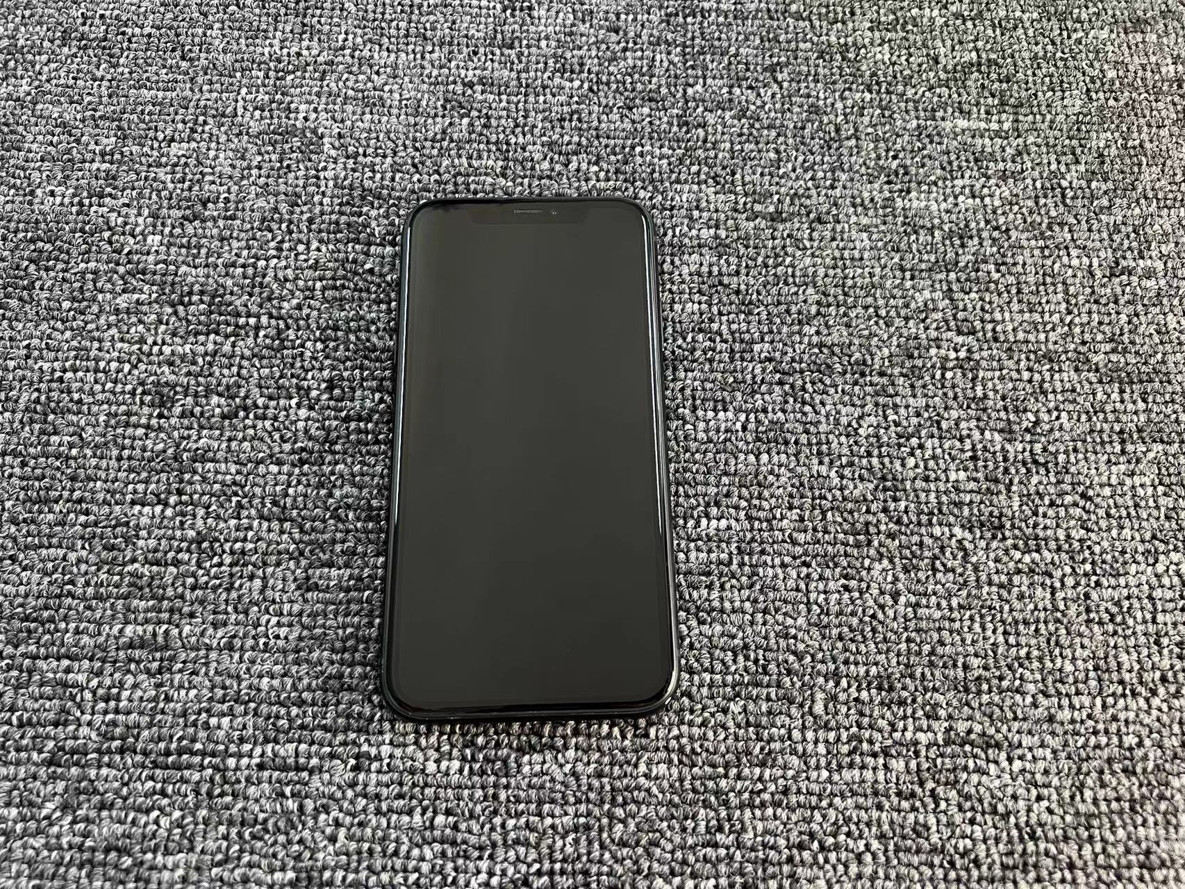 iPhone XR 港版 256G 黑色 81%电 屏幕红圈处有一小淡亮点