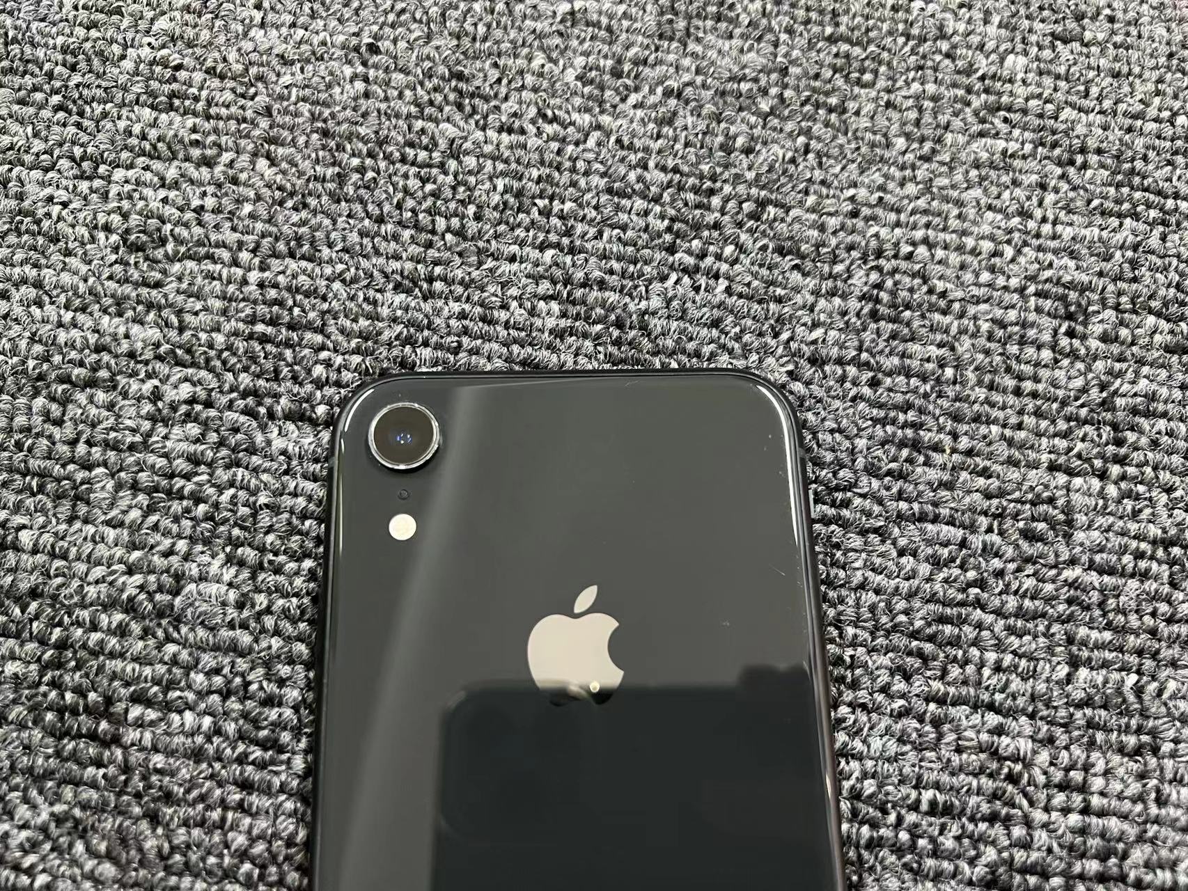 iPhone XR 港版 256G 黑色 81%电 屏幕红圈处有一小淡亮点