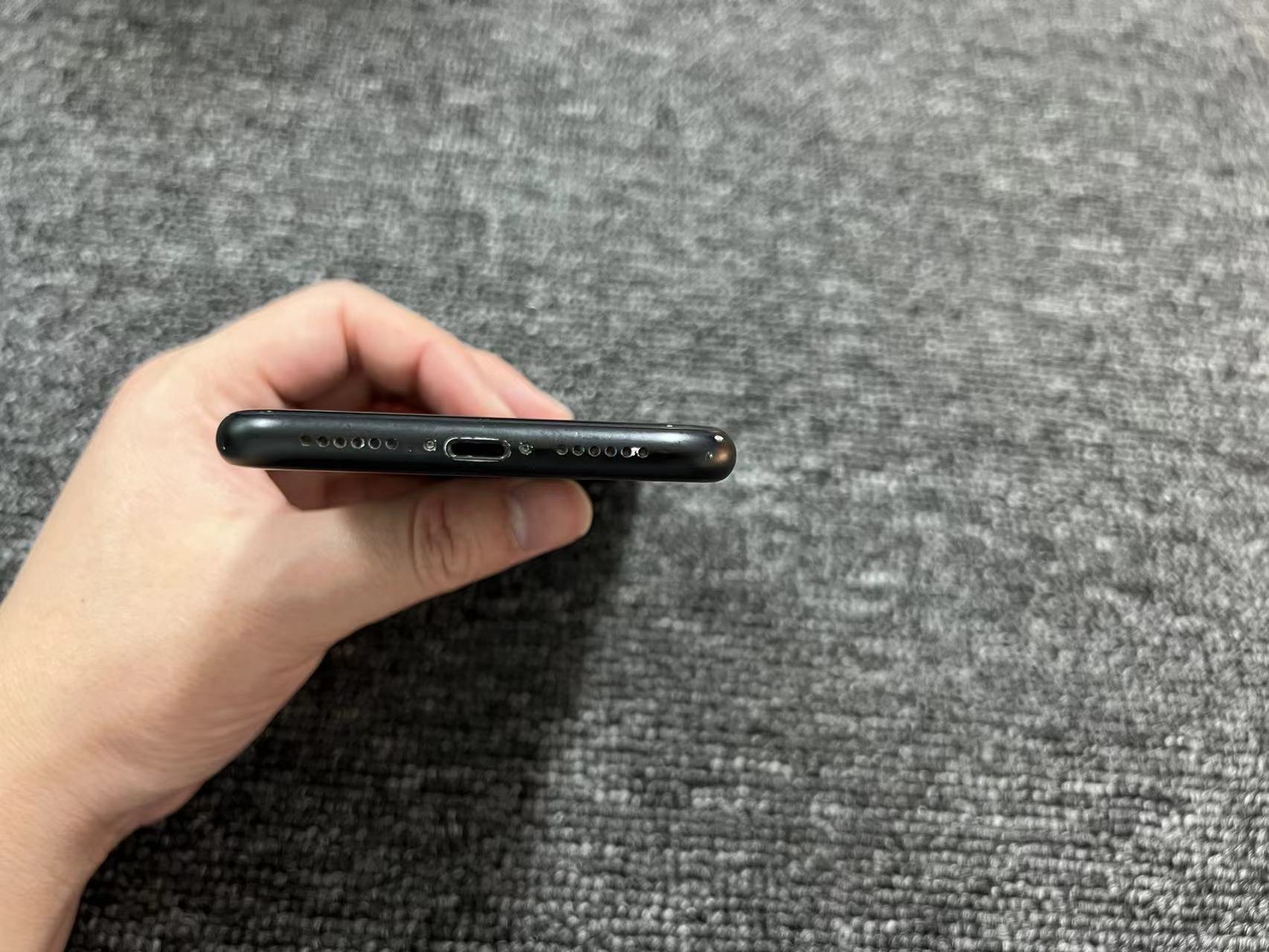 iPhone XR 港版 256G 黑色 81%电 屏幕红圈处有一小淡亮点
